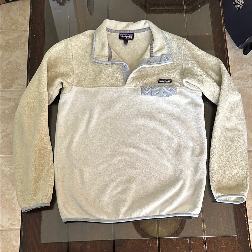 Gently used Patagonia Cream Fleece pull over women’s Sweater! 🤍